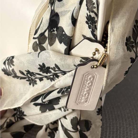 COACH NWT limited re-edition โThe Curve Zip Bagโ glove tanned leather, dust bag - Picture 3 of 17